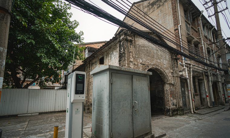 Constrained-capacity older district — Home & community storage